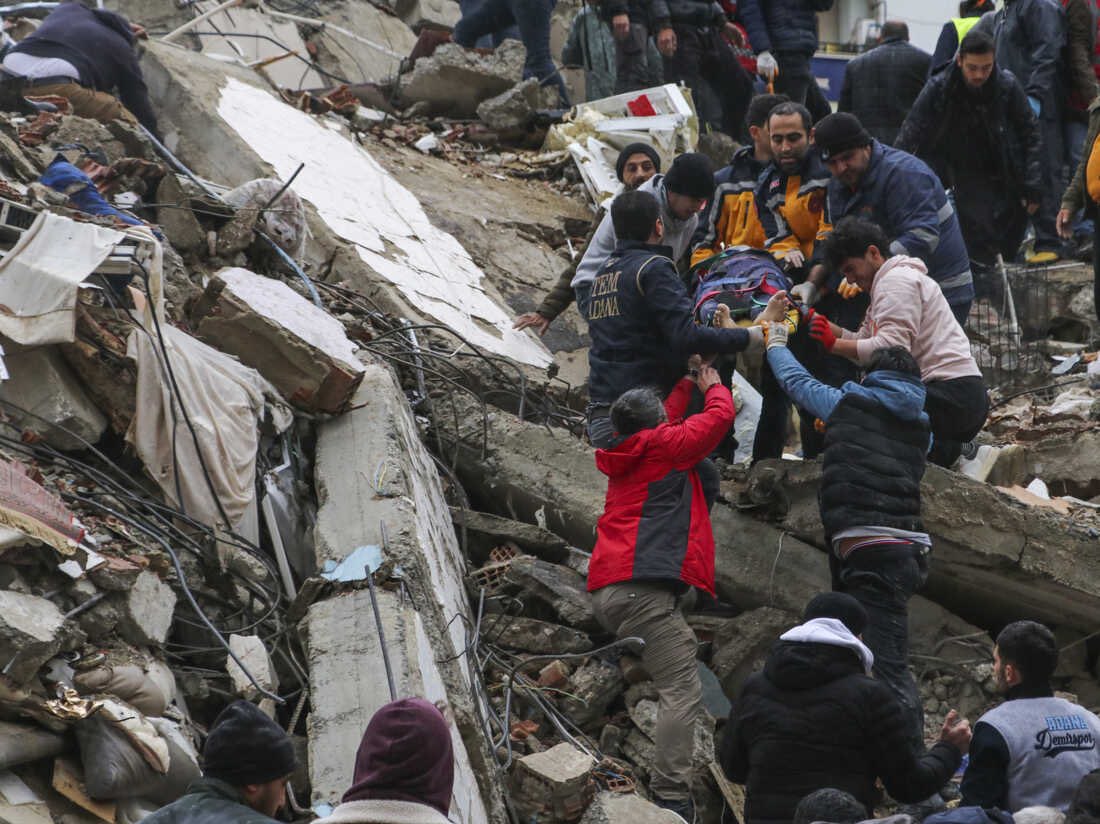 Turquía desaloja a cientos de miles de personas tras el terremoto