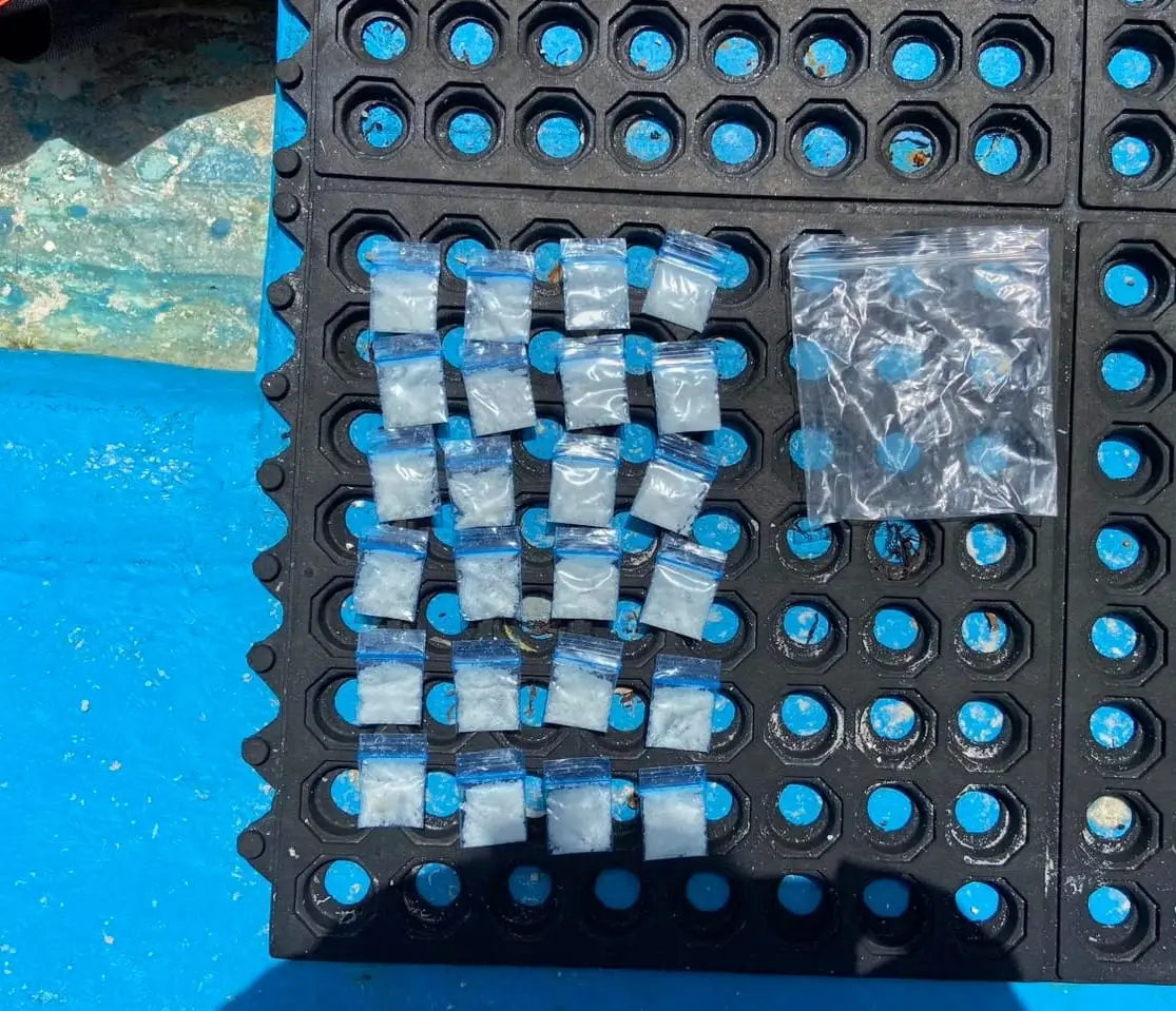 Aseguran droga en embarcación turística en playa de Tulum
