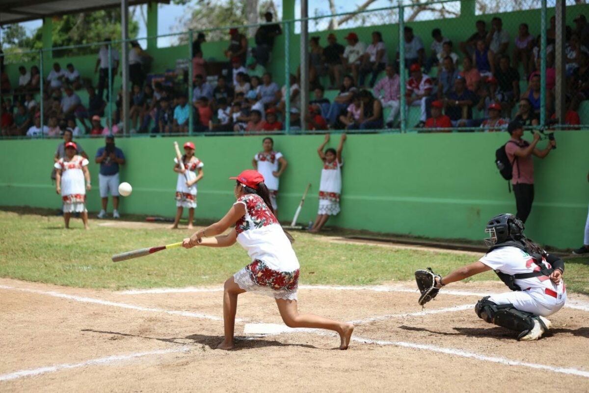 Realizan en Leona Vicario encuentro de softbol entre Mamitas de Puerto Morelos Vs., Diablillas de Hondzonot