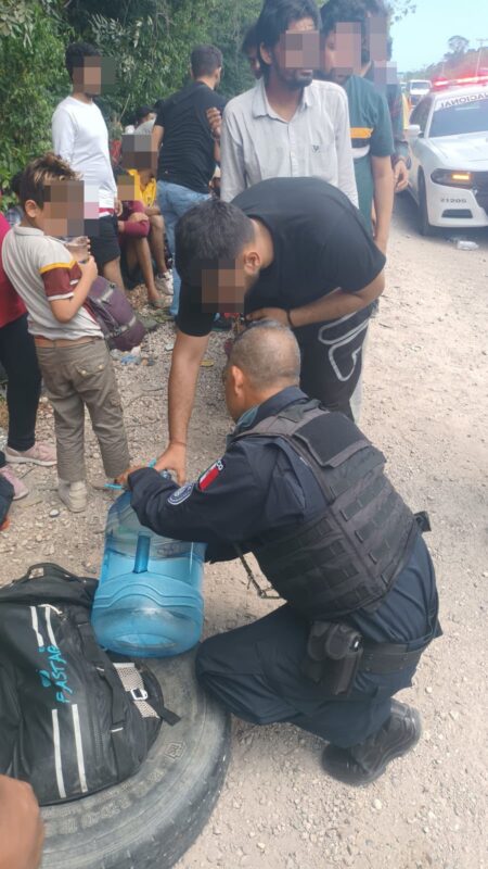 Rescatan a 51 migrantes en carretera Puerto Morelos - Cancún