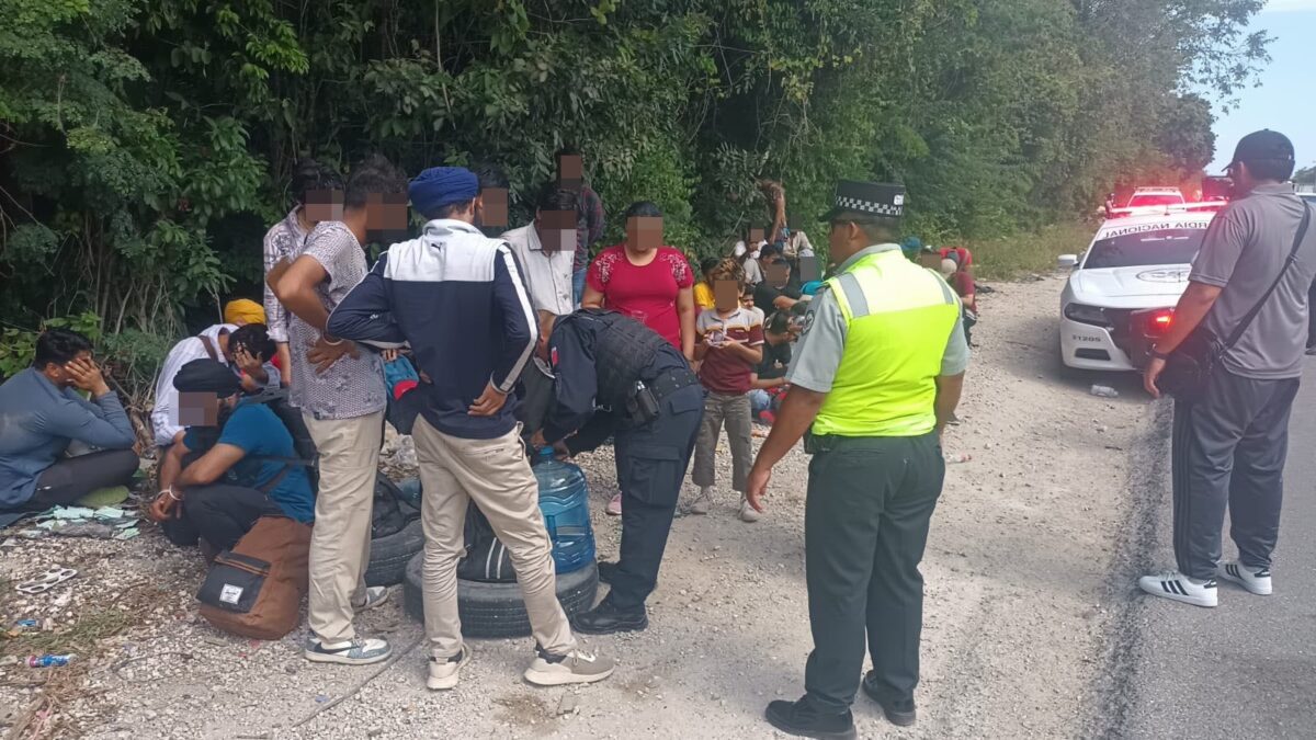 Rescatan a 51 migrantes en carretera Puerto Morelos - Cancún