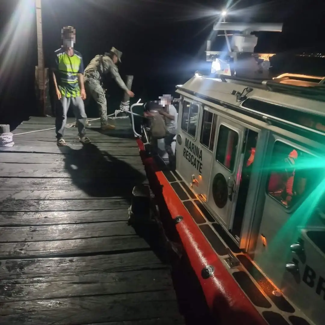 Rescata la Marina a náufragos extranjeros en aguas de Quintana Roo 