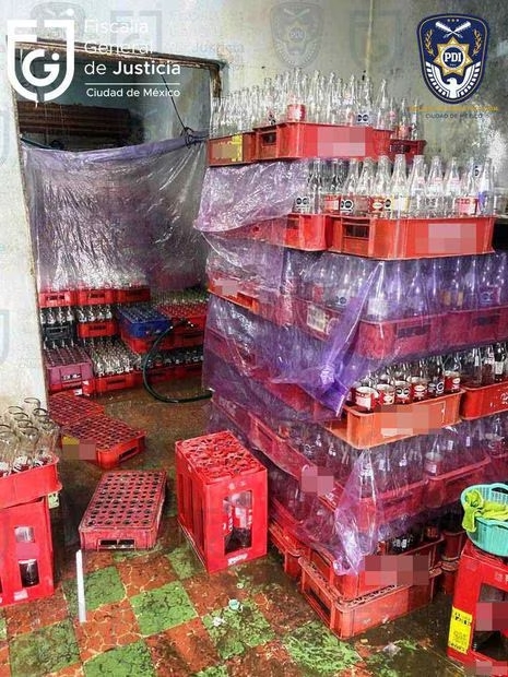 Descubren una fábrica de refrescos Coca-Cola pirata en Ciudad de México