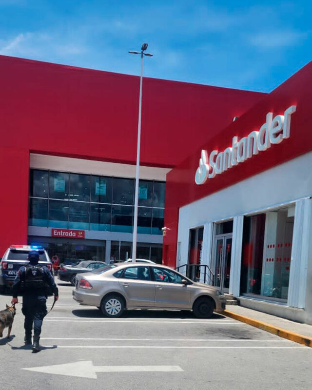 Policías de la SSC recorren supermercados y sucursales bancarias de Playa del Carmen