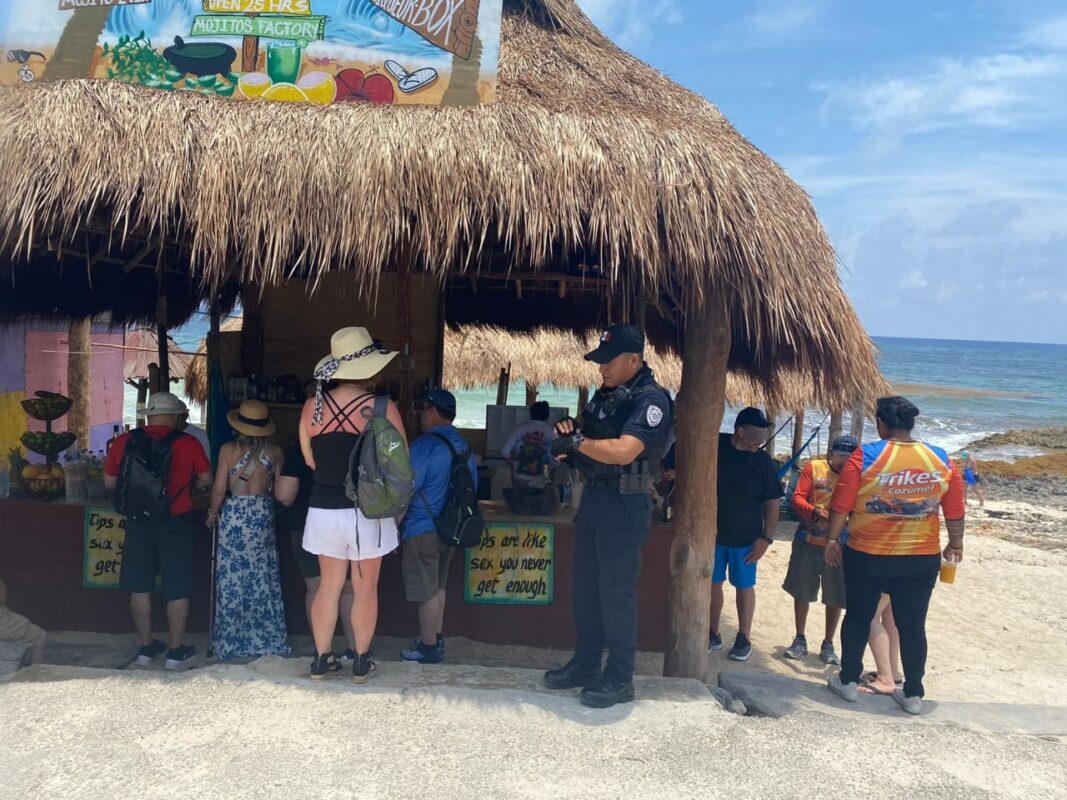SSC realiza acciones de proximidad social y vigilancia en playas de Cozumel