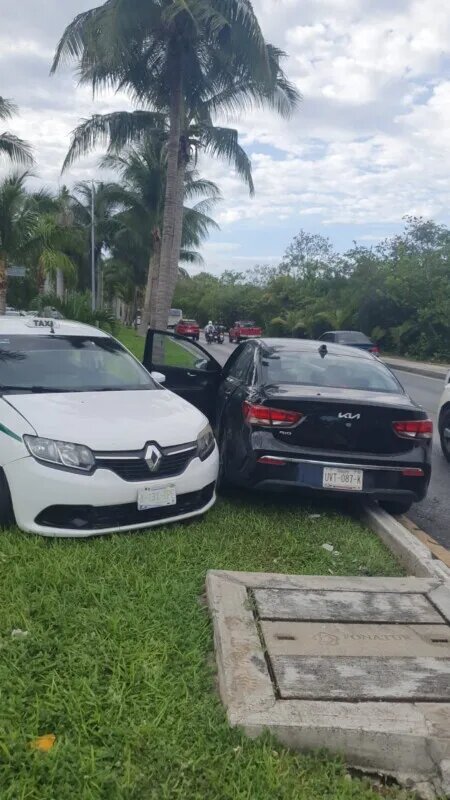 Protagoniza taxista aparatoso choque en la Zona Hotelera de Cancún