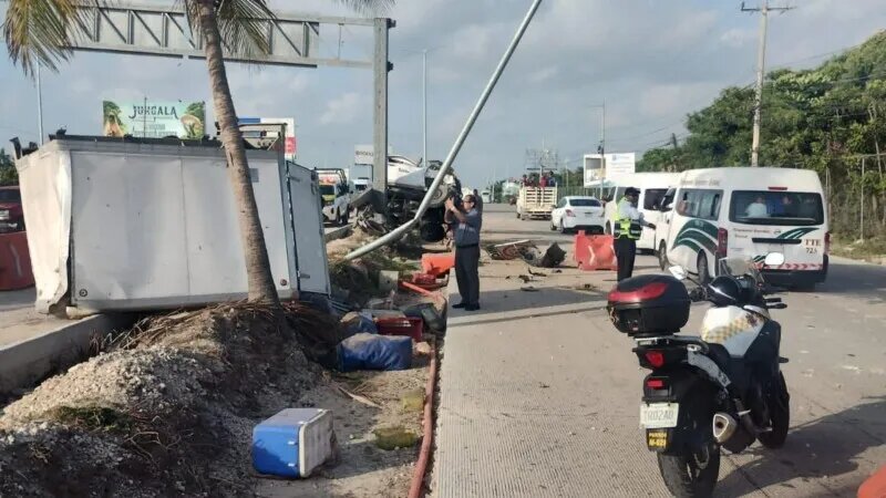 Se registra aparatoso accidente en el bulevar Colosio de Cancún