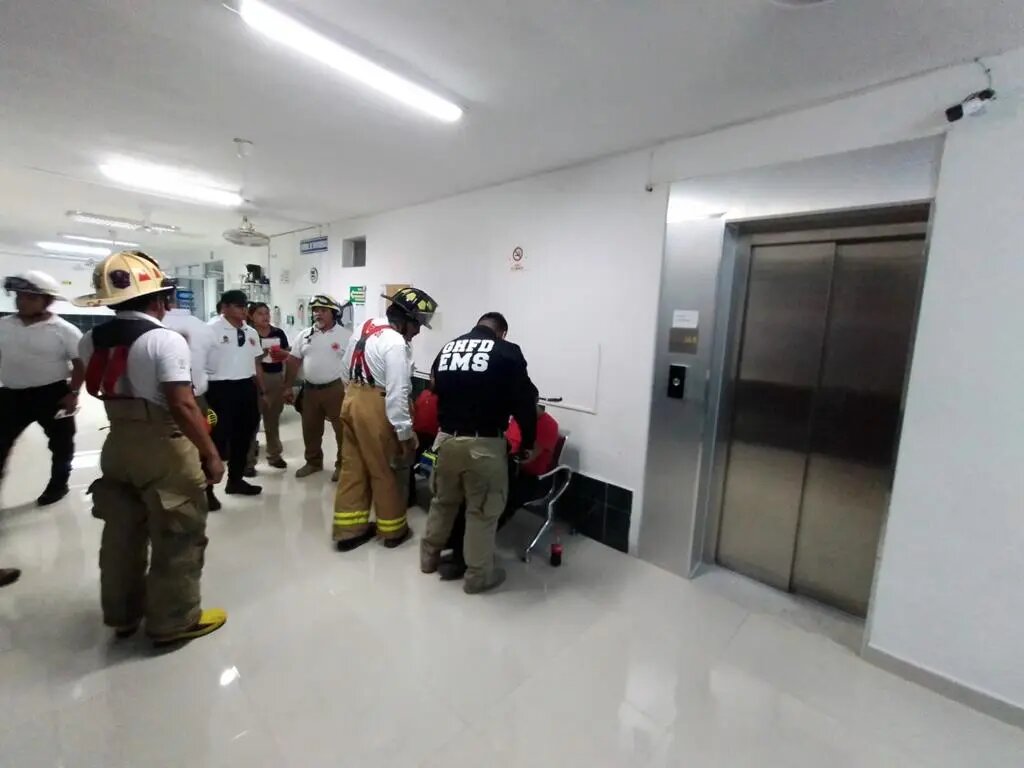 Paramédicos y un paciente quedan atrapados en un elevador en Chetumal 