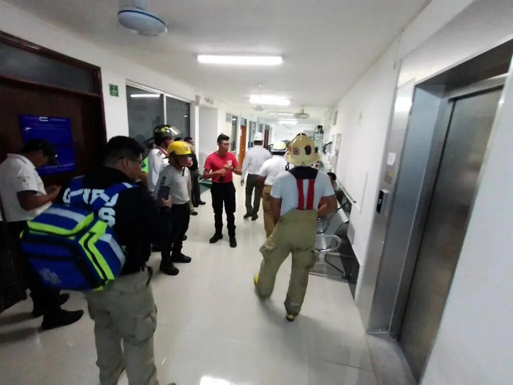 Paramédicos y un paciente quedan atrapados en un elevador en Chetumal 