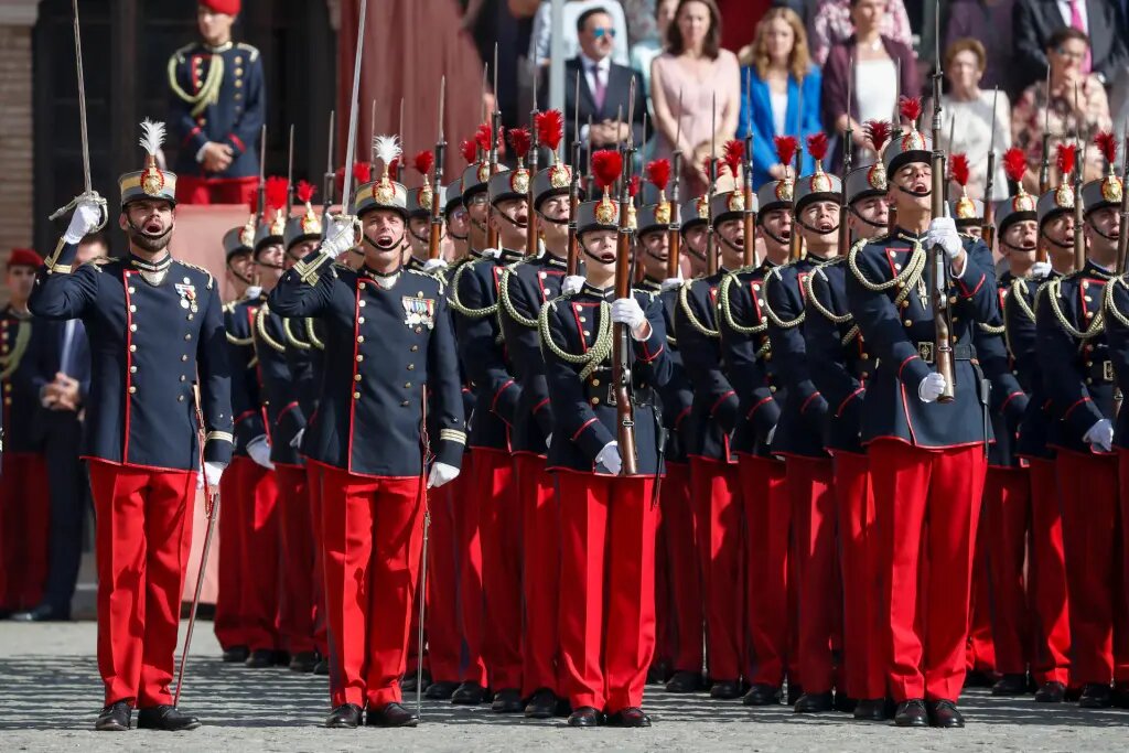 La princesa de España, Leonor de Borbón, jura bandera en presencia de sus padres
