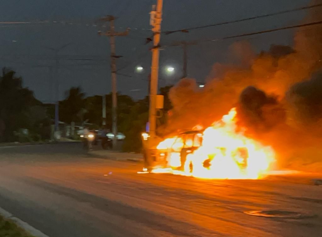 Camioneta se incendia en la Sm 234 de Cancún 