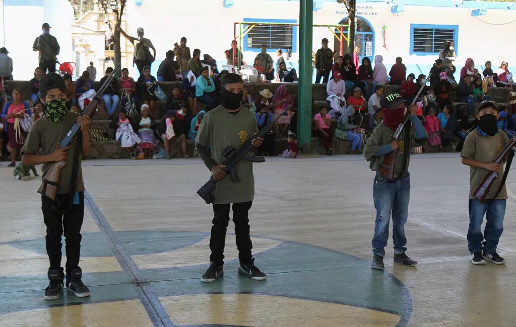 Niños de José Joaquín de Herrera, en Guerrero, reciben armas para defenderse del crimen organizado